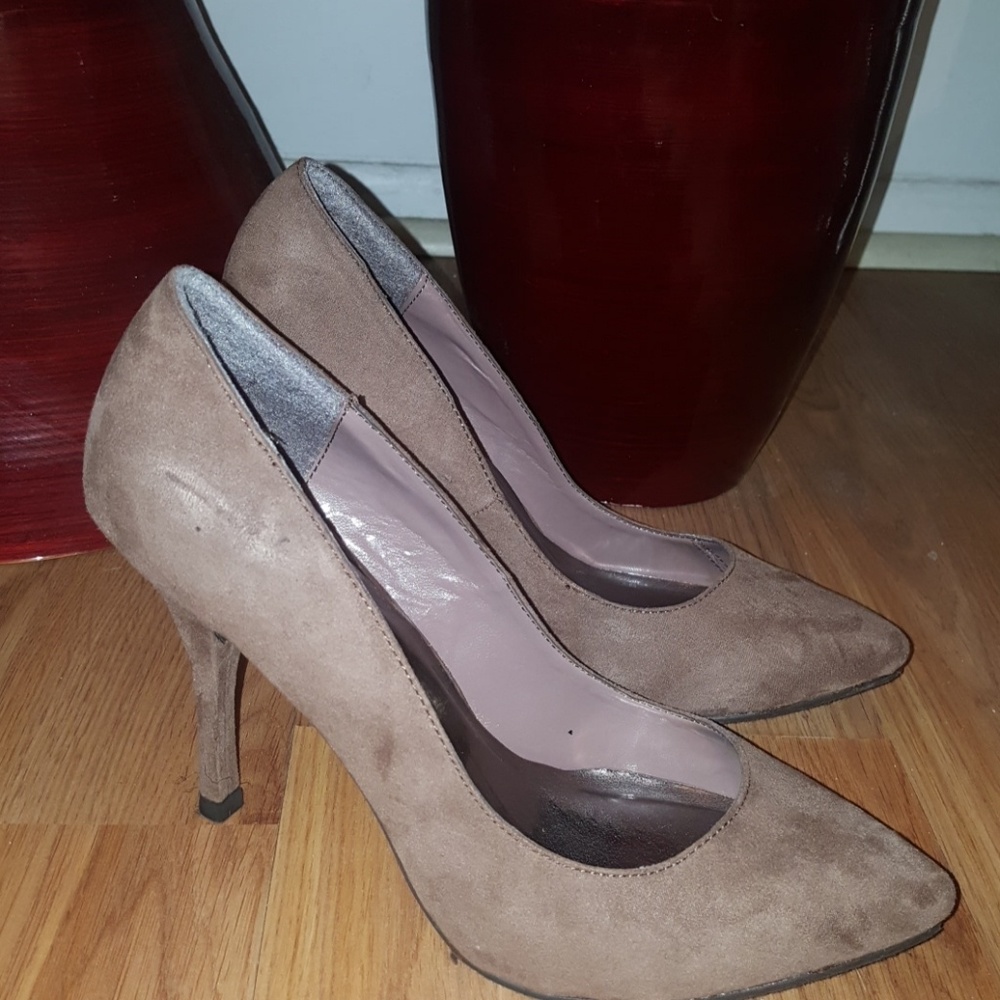 Breckelles tan pumps